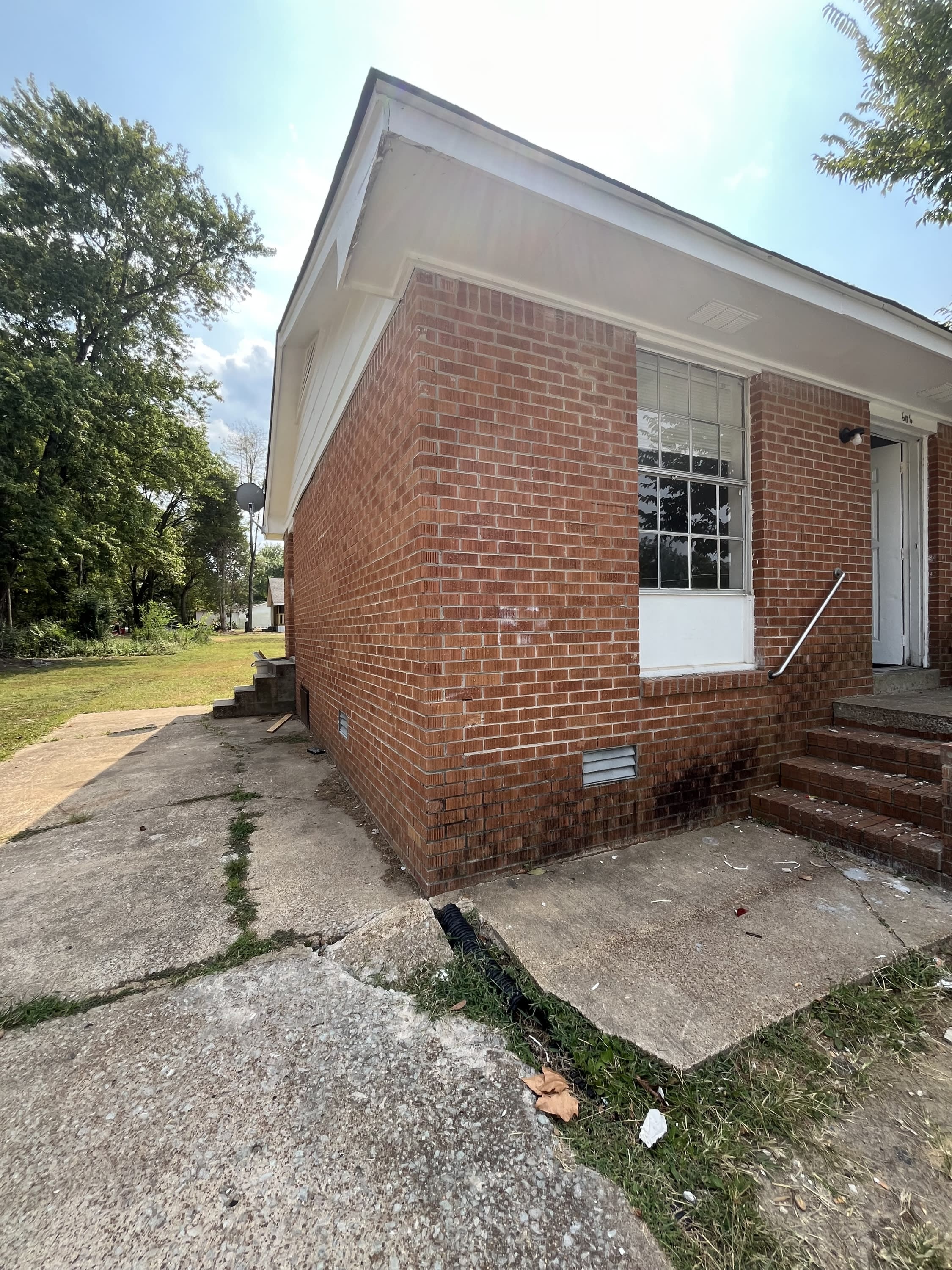 606 Austin St – photo 1 of 7
