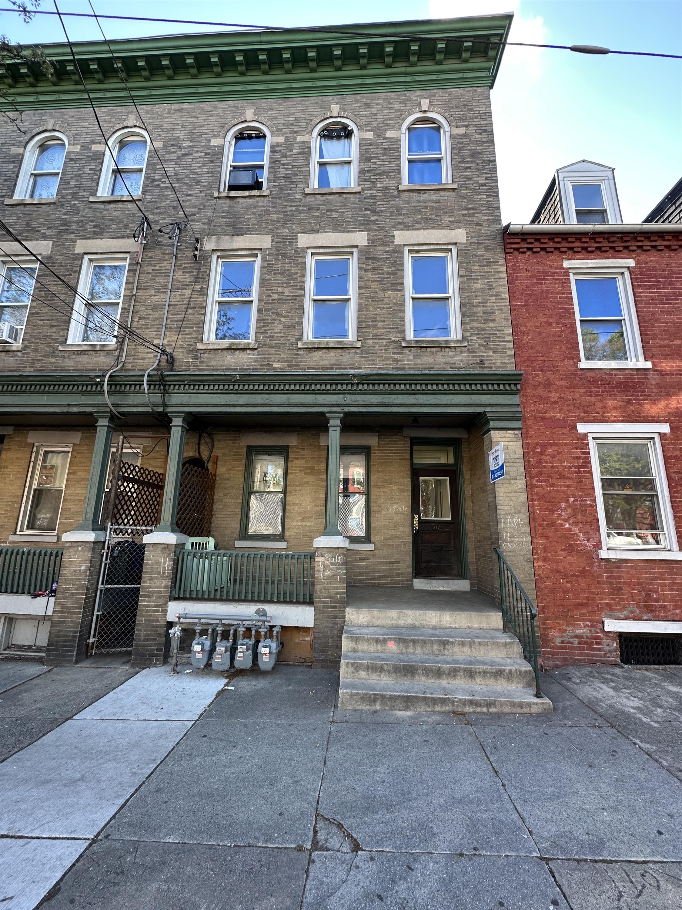 318 S Queen St. – photo 1 of 9