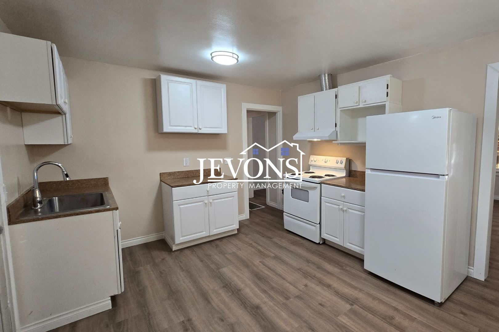 Charming 2 Bed, 1 Bath Home with Fenced Yard and Garage – photo 1 of 10