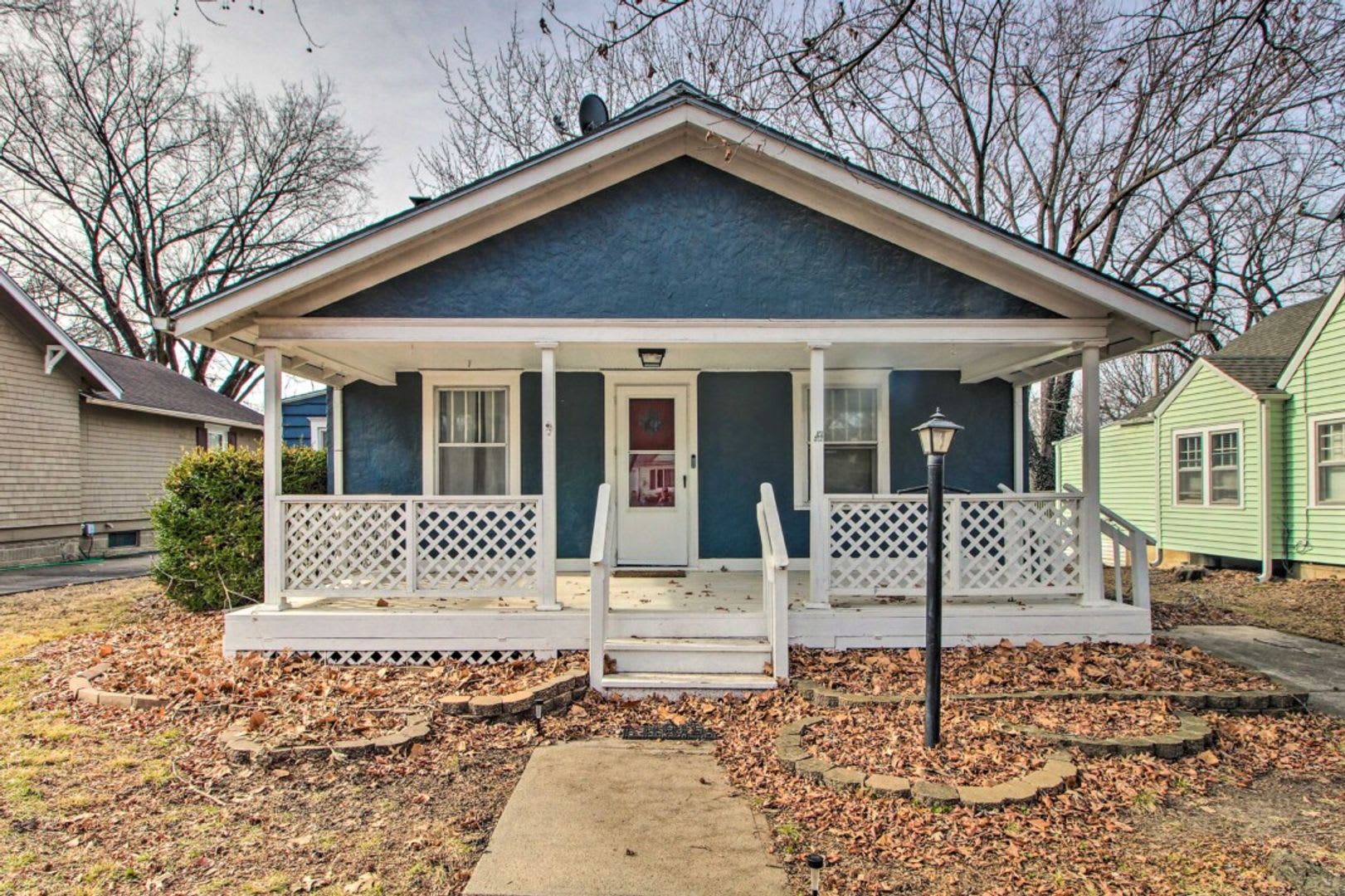 Newly remodeled, fully furnished adorable bungalow in a great location! – photo 1 of 25
