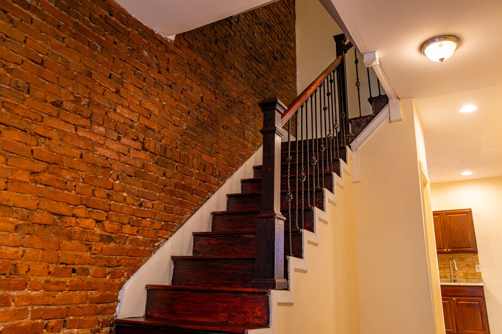 Renovated And Spacious 4Bedroom Townhouse In West Baltimore – photo 1