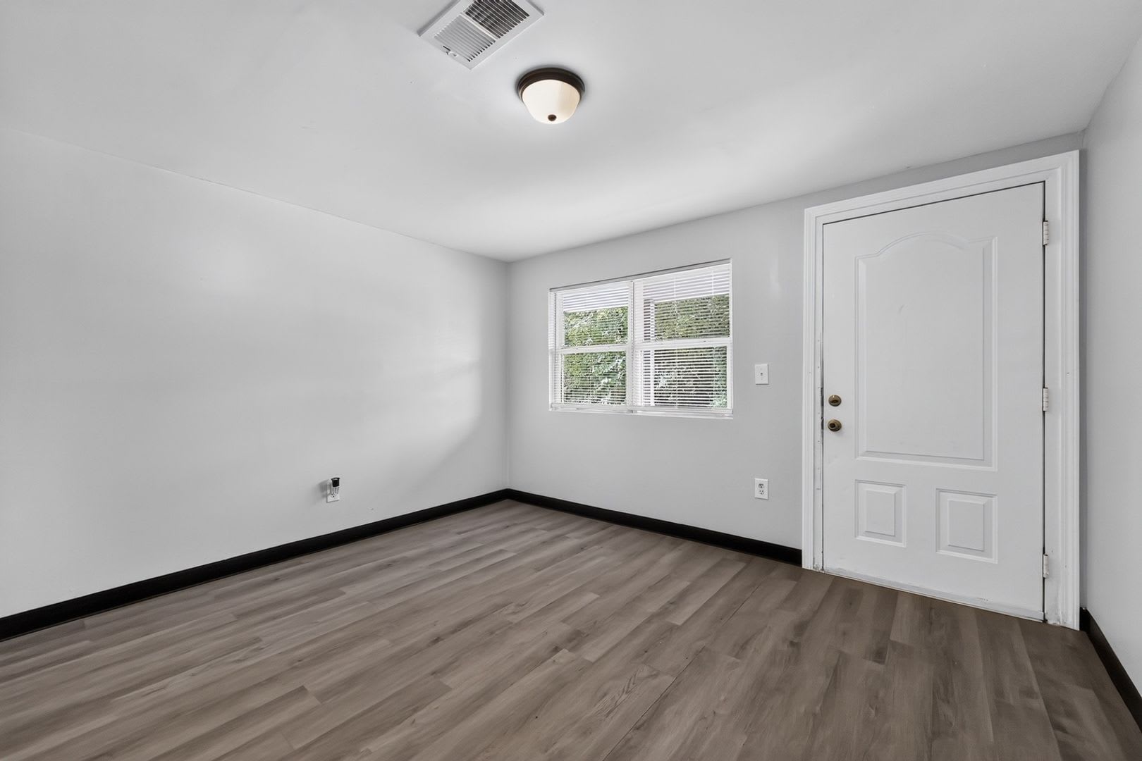 Charming 2-Bedroom End Unit Just 1 Mile from Mercer University – photo 1