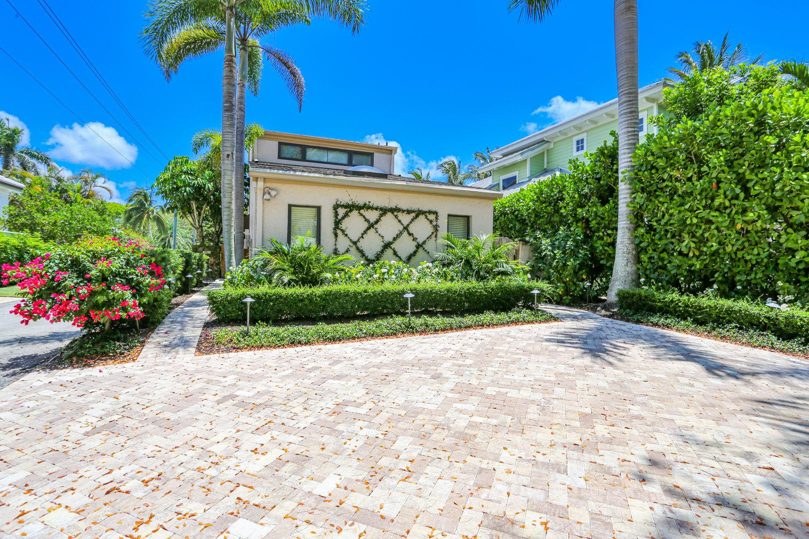 Dog Pet Friendly New Photos Uploaded Brand New Landscaping Package Brand New Exterior Uplightng Installed And Pavers Fully Furnished Olde Naples Walk To The Beach Downtown Naples Amazing Location – photo 1