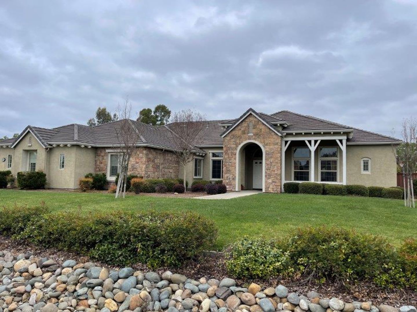 Absolutely Gorgeous Home in Desired Elk Grove Gated Community – photo 1