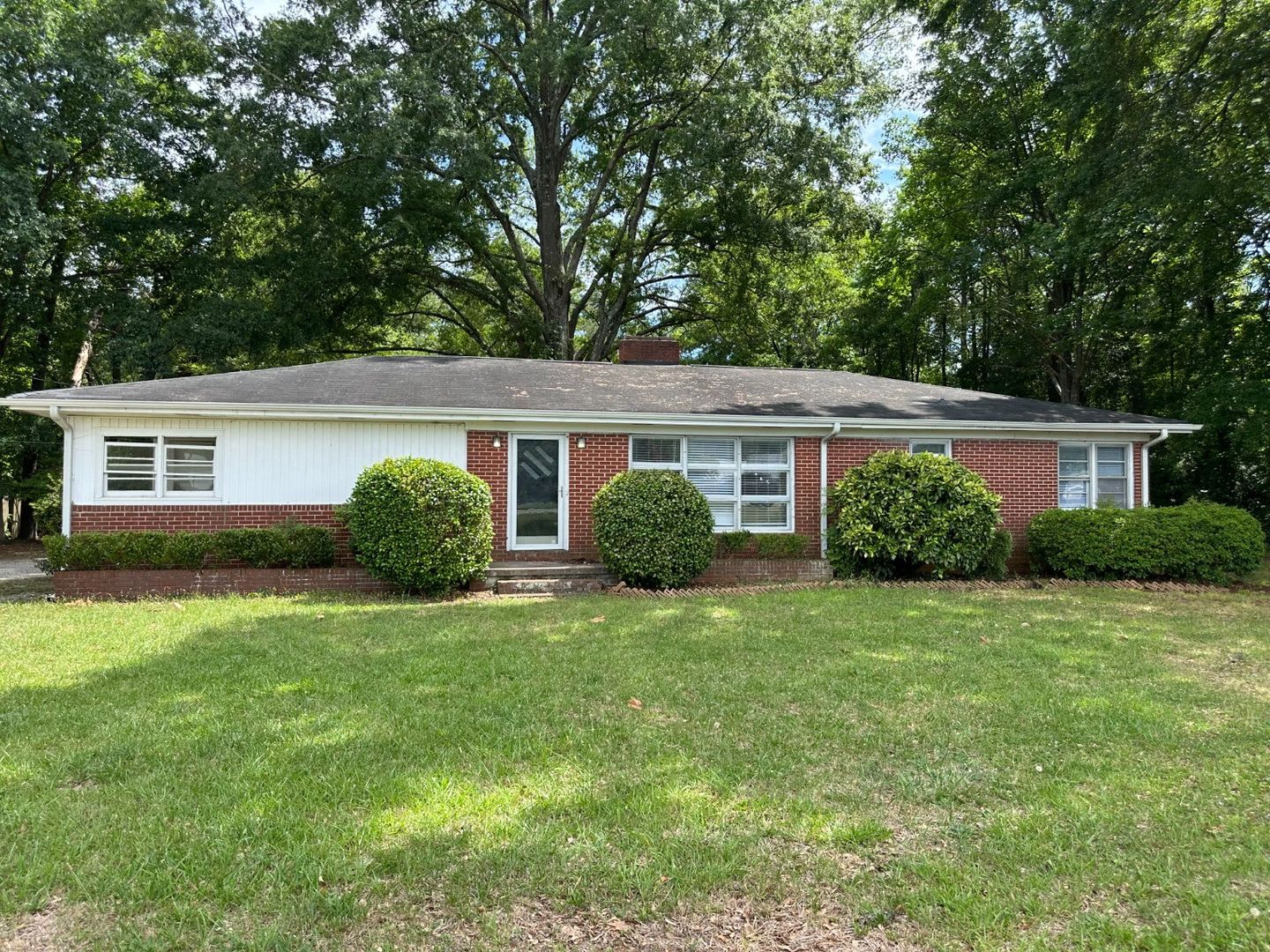 Large Brick Home with Beautiful Interior! – photo 1
