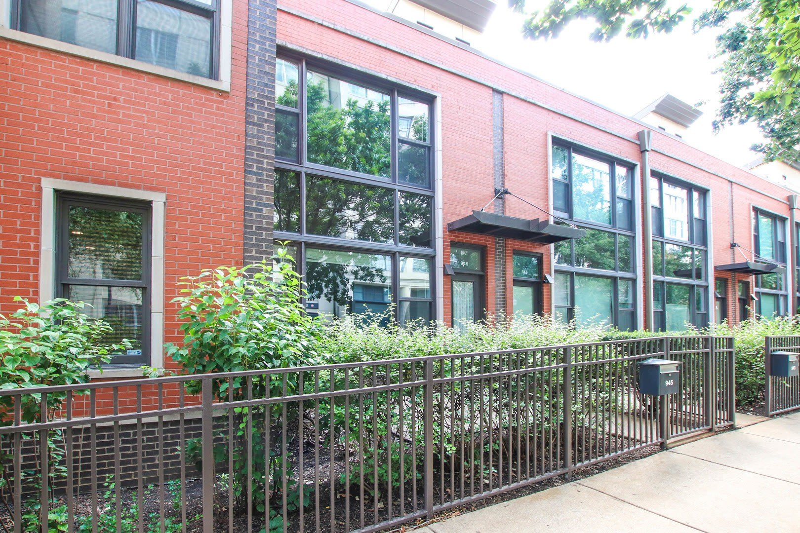 945 N Kingsbury Street – photo 1