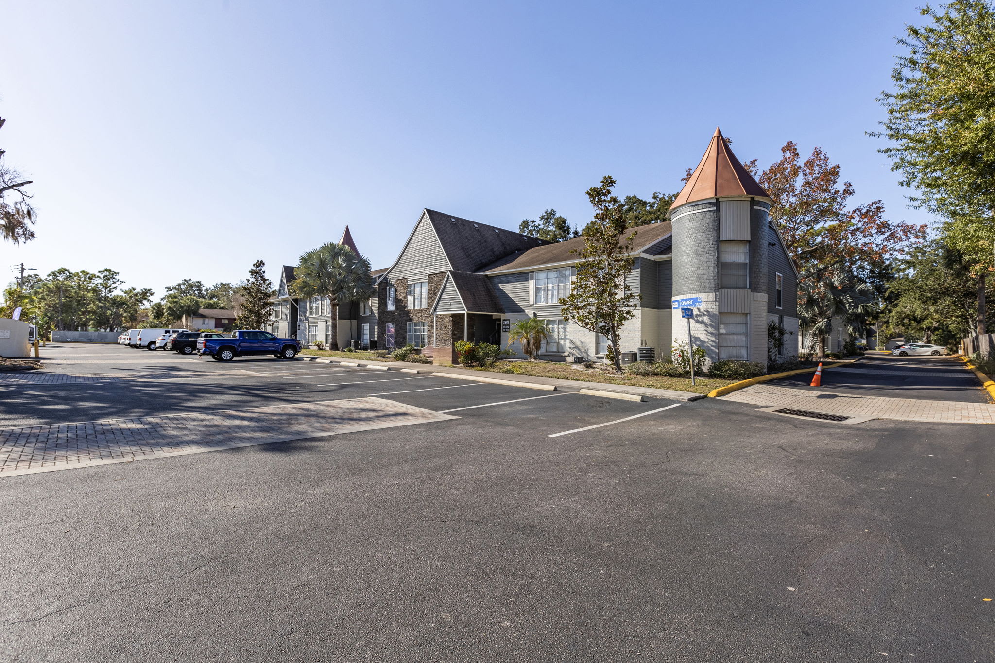 Foxcroft Apartments – photo 1