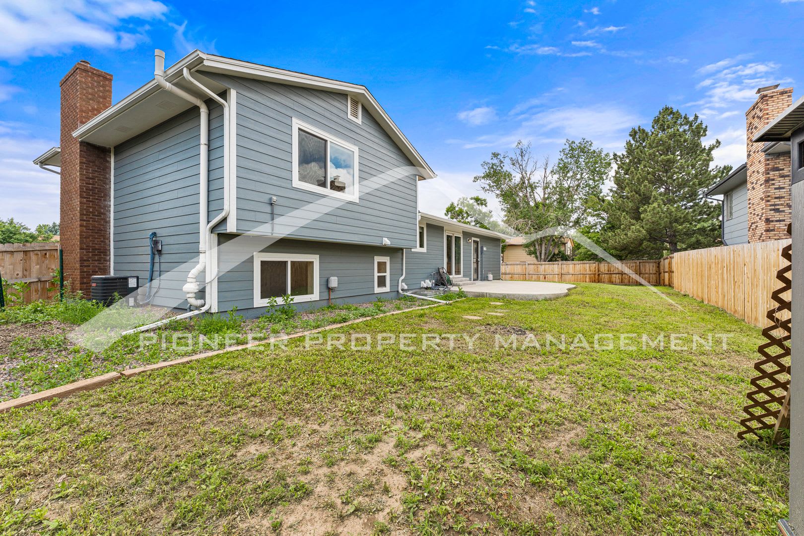 Beautiful Home with 2 Car Garage and Fenced Back Yard – photo 1
