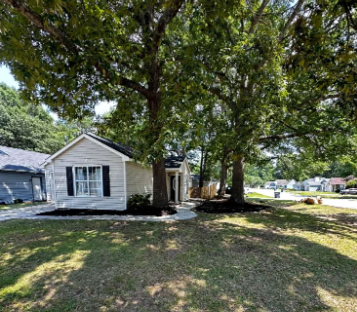 Fenced in 3 Bedroom Home Close to Base! – photo 1