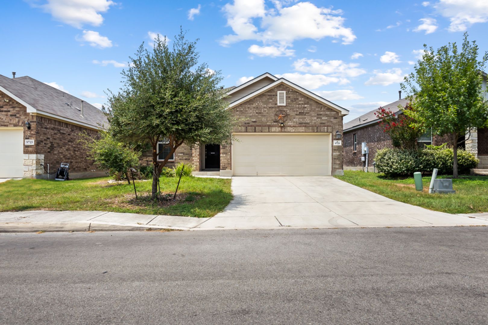 Freshly Painted Bricewood Home With Laminate Flooring In Bedrooms 3 Bedrooms 2 Baths Great Nw San Antonio Location – photo 1