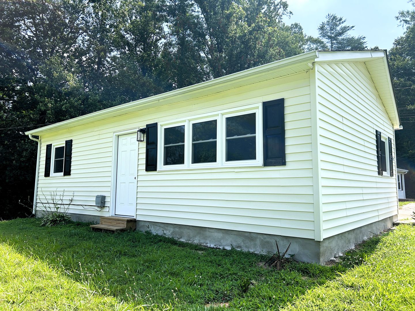 Cute Cottage Overlooking A Wooded Area – photo 1 of 14