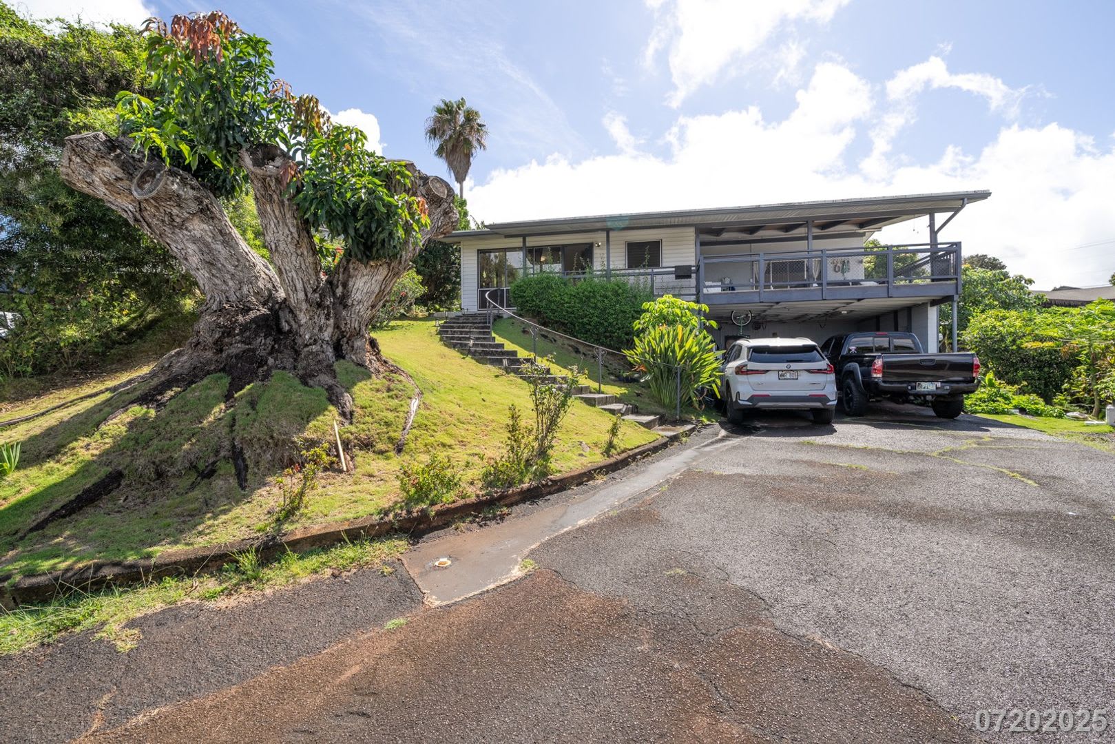 Rarely Available 3Ba 2Ba 3 4 Pkg Sf In Aiea Heights – photo 1 of 29