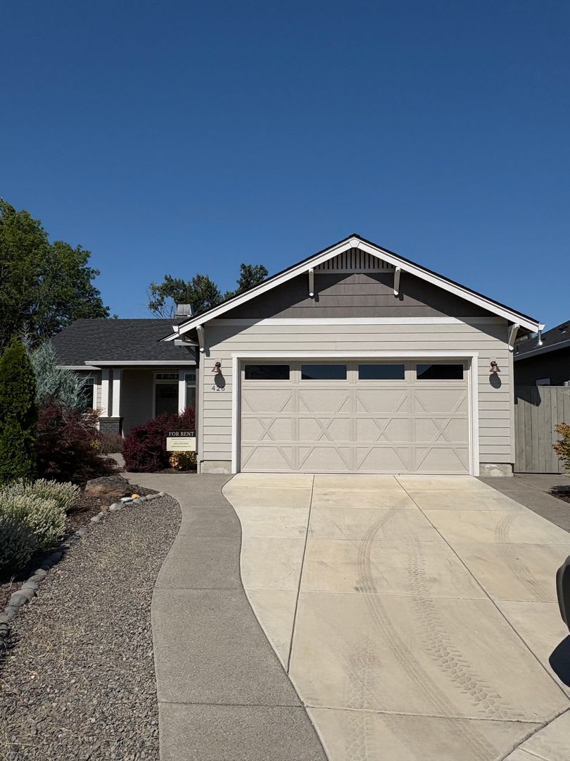 Beautiful 3 Bedroom 2 Bathroom Home in East Medford – photo 1