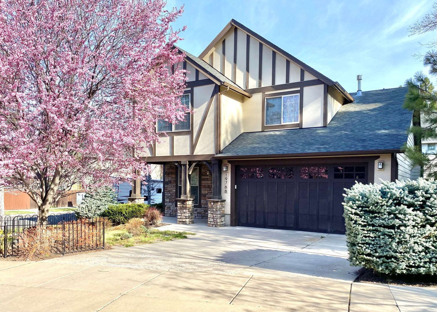 Warm & Inviting Home with Bonus Den in Prime SW Bend Location – photo 1