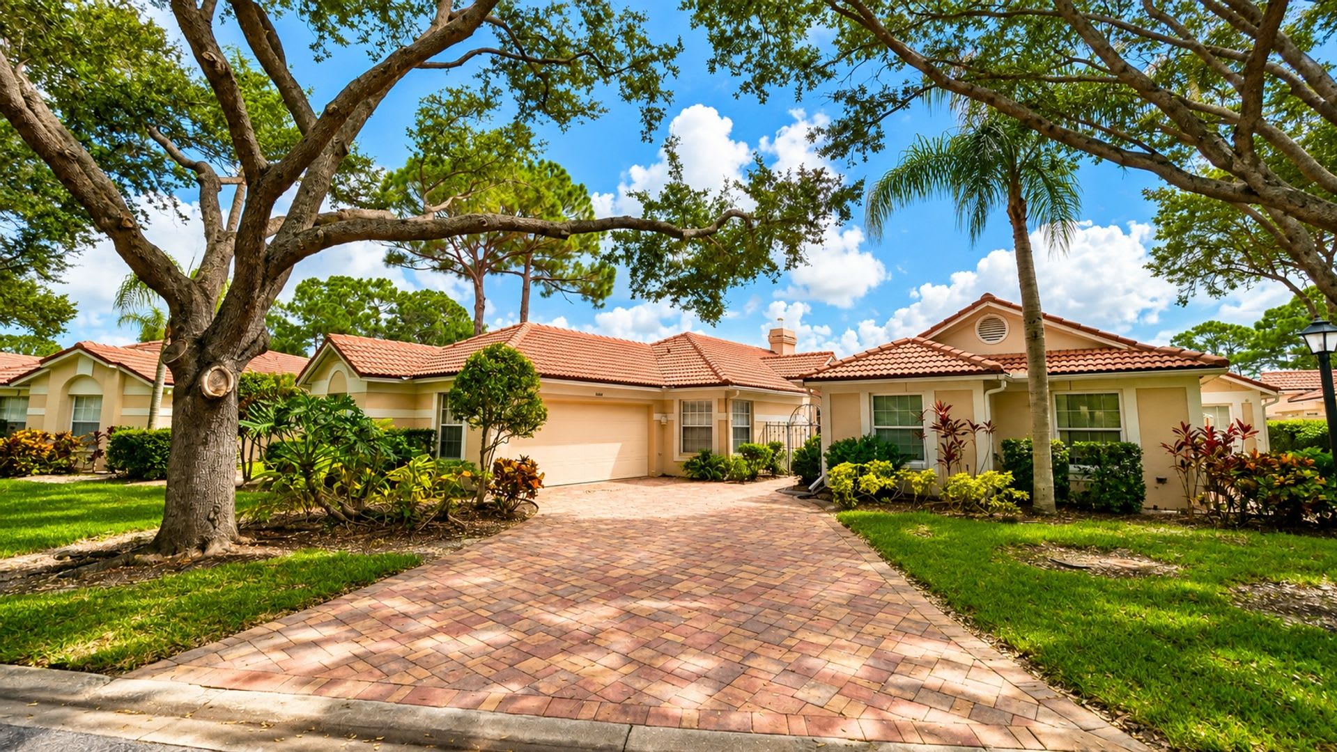 Annual unfurnished 3/2 SFH with pool in The Meadows on the golf course! – photo 1