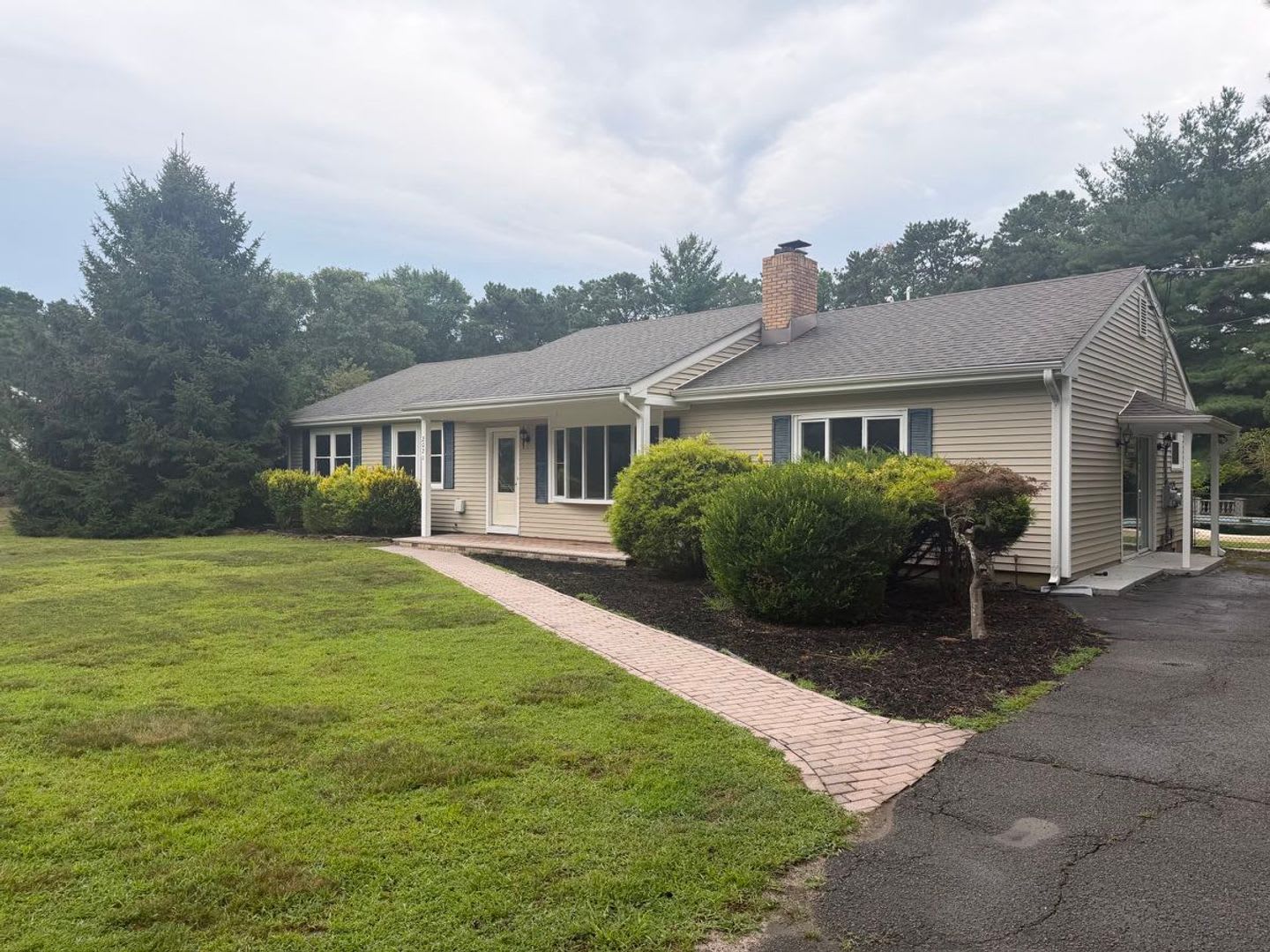 Spacious 3 Bedroom Ranch Home With In Ground Pool – photo 1