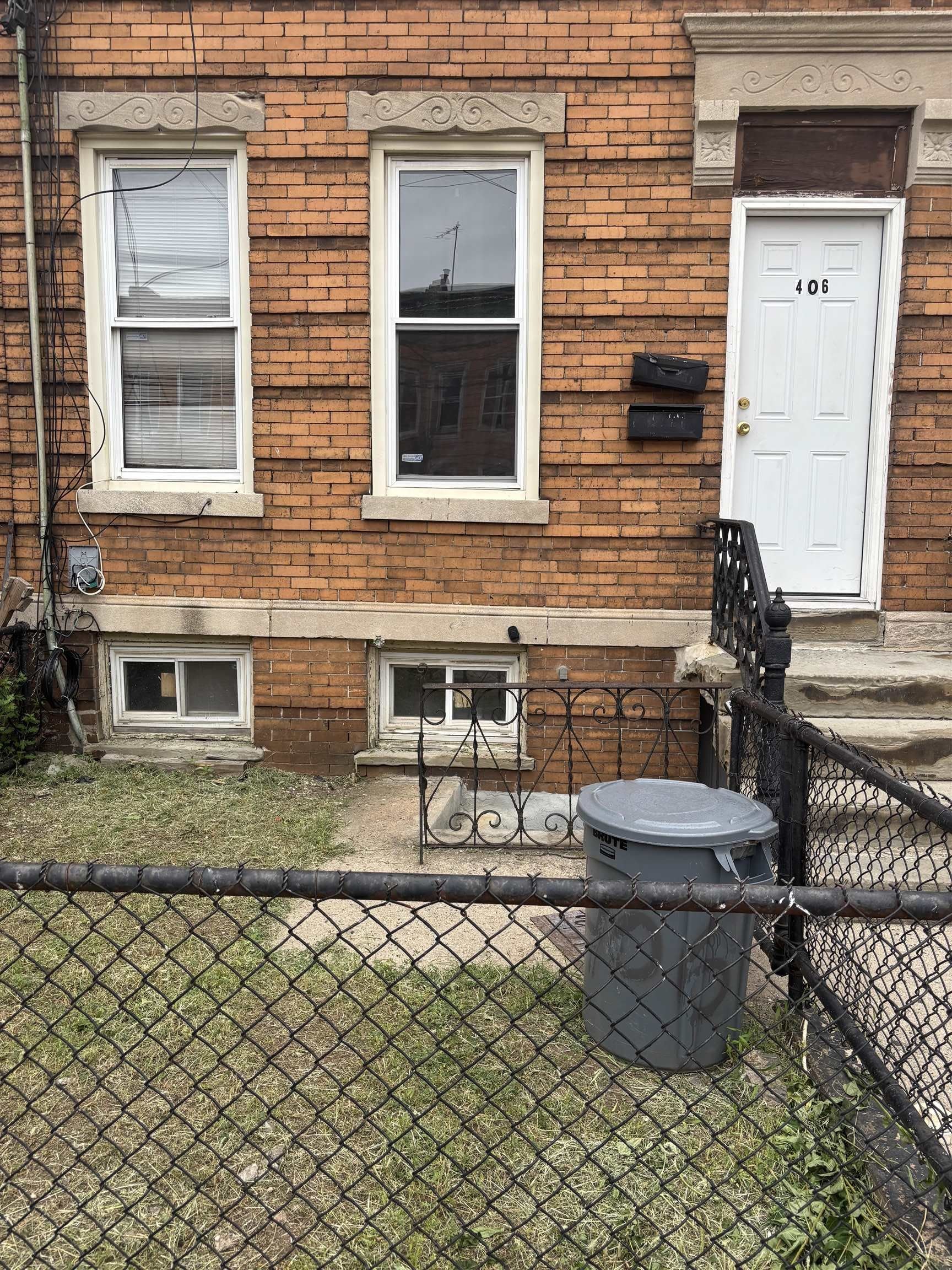 406 Woodlawn Ave – photo 1 of 323