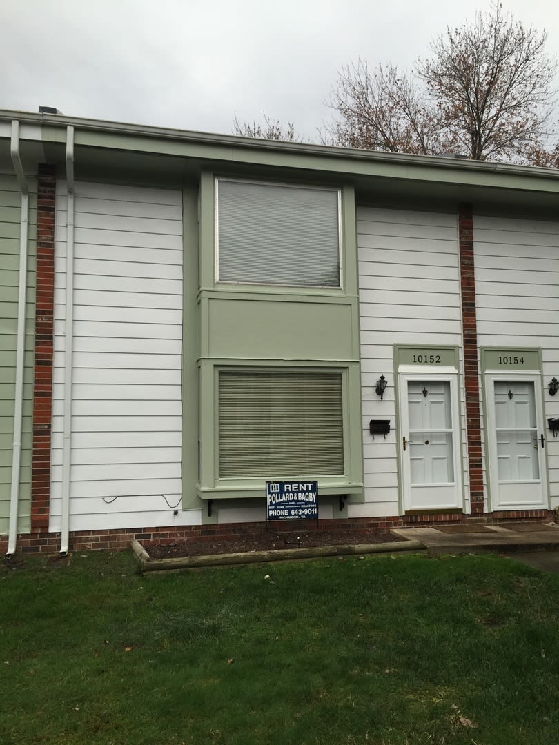 Spacious 2bd/1.5bth Condo Located in Laurel Square!! – photo 1 of 16