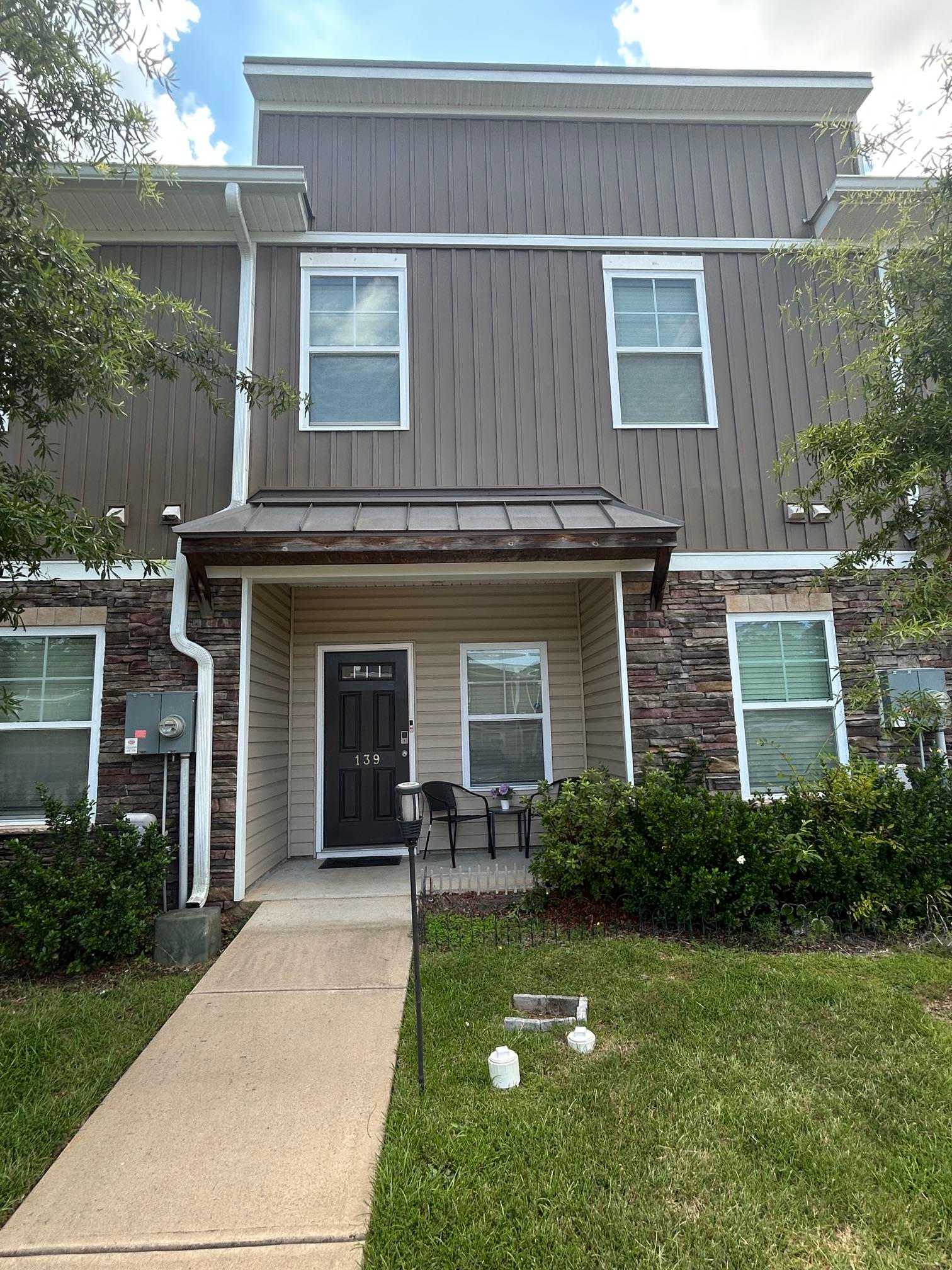 139 Hunters Grove Dr – photo 1 of 16