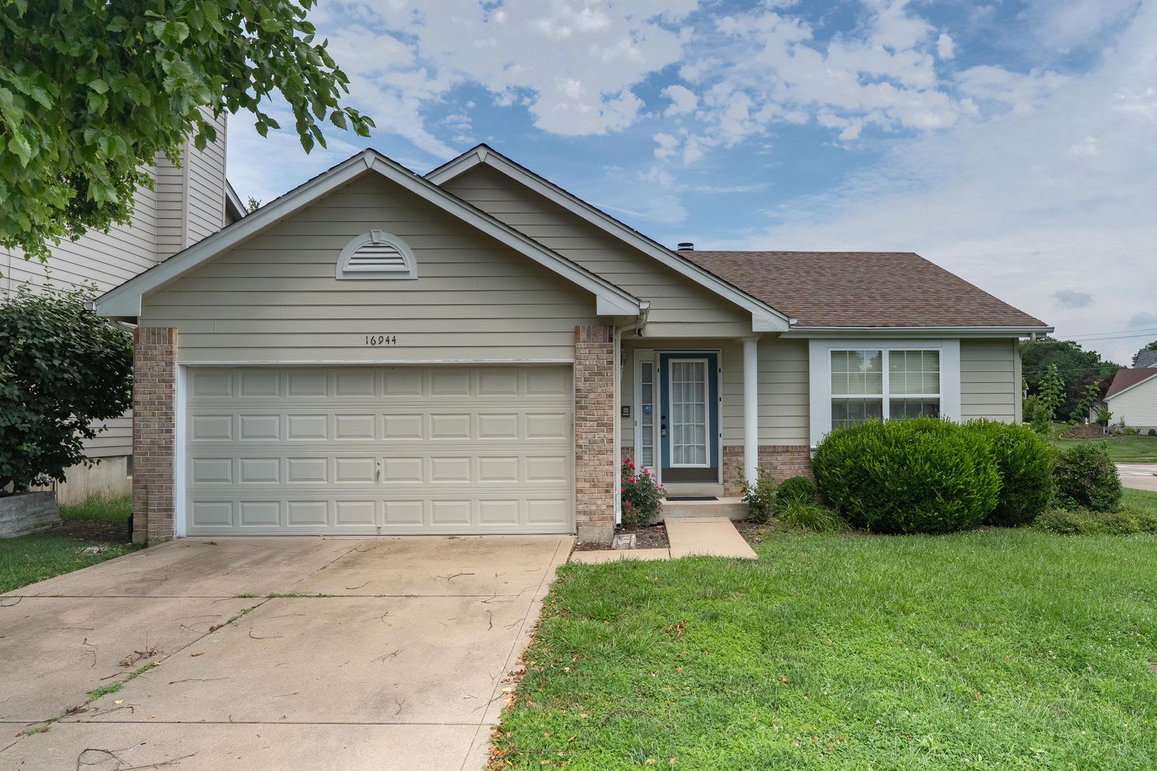 16944 Hickory Crest Dr – photo 1 of 28