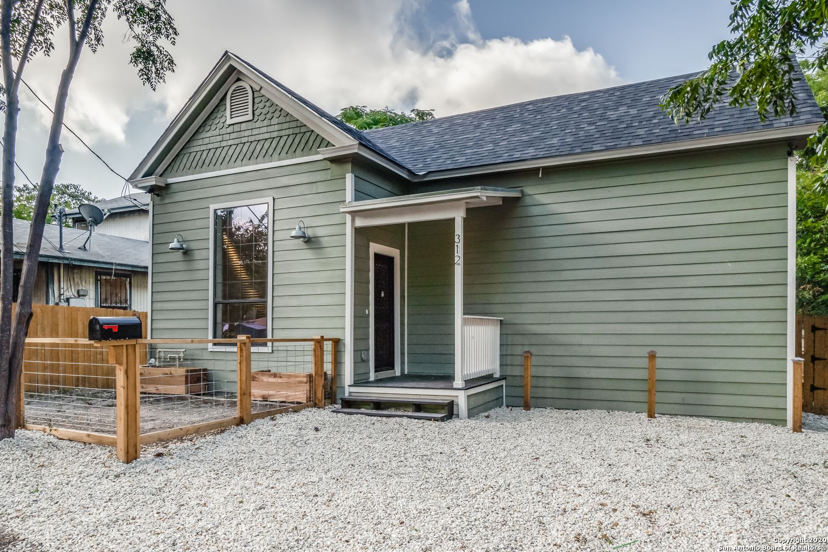 Renovated 2 Bedroom Home In Government Hill – photo 1
