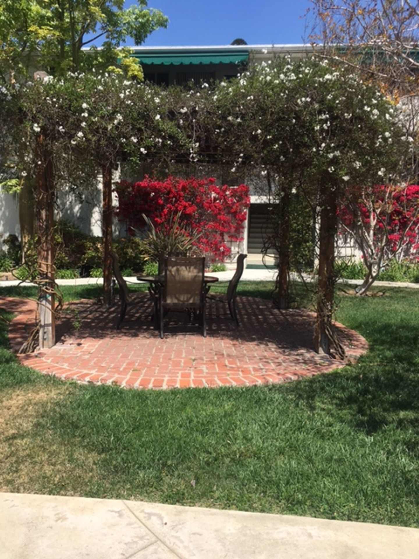 Laurel Garden Apartments – photo 1