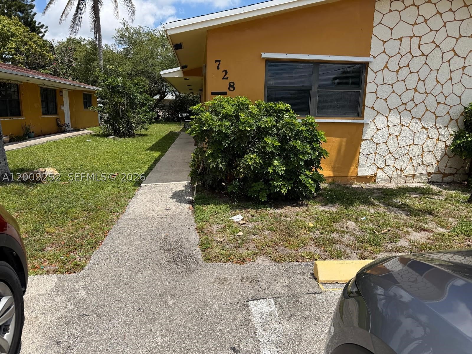728 SW 7th St – photo 1
