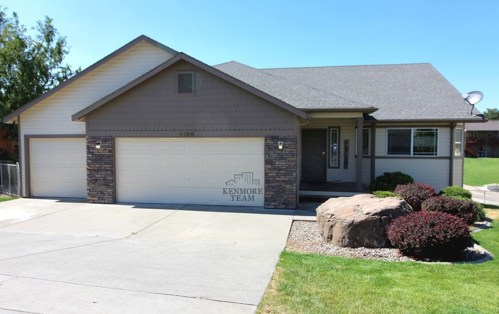 4 Bedroom, 3 Bath Home in South Kennewick – photo 1