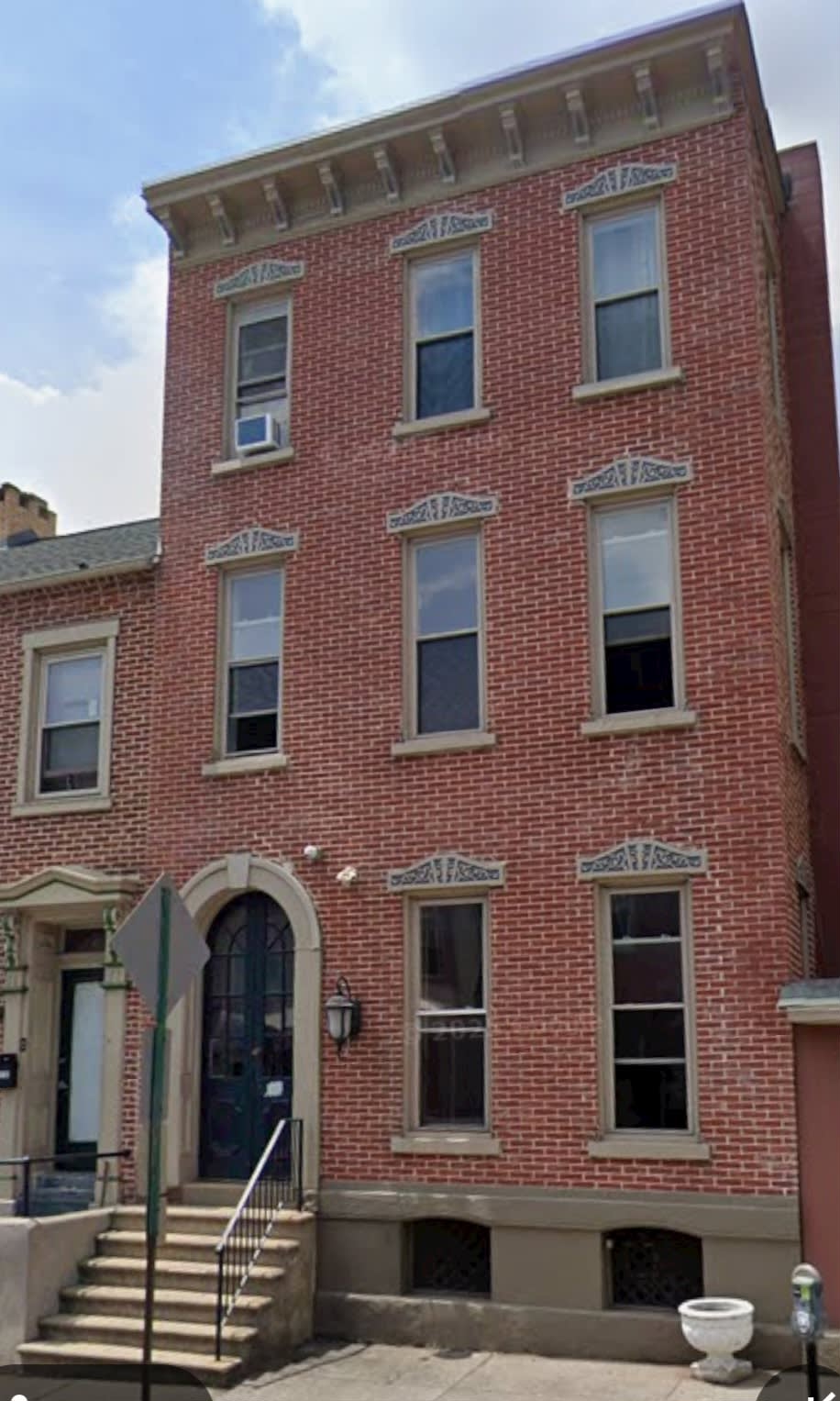 218 N 6th St – photo 1
