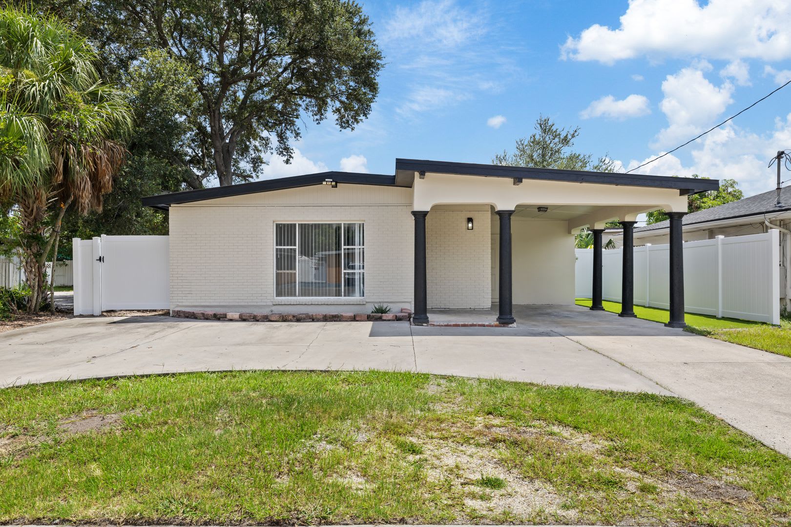 Cozy Single Family Home Available Now Utilities Included – photo 1