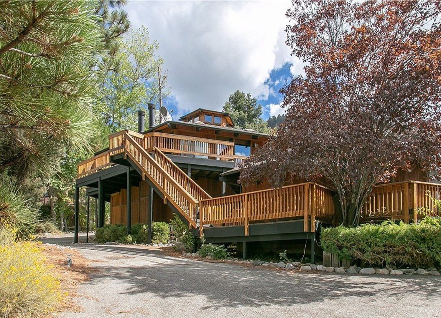 Beautiful 5-Bedroom Home with Mountain Views in Pine Club Mountain! – photo 1 of 11