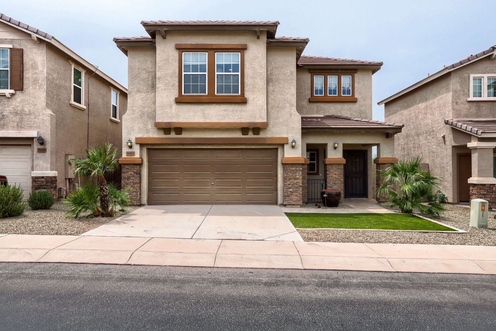 Gorgeous 3 bedroom home-former model homes with lots of upgrades! – photo 1