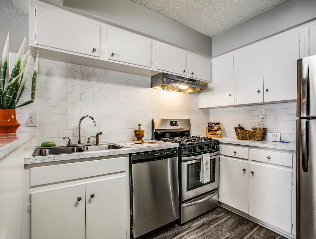 Village Oaks Apartments – photo 1