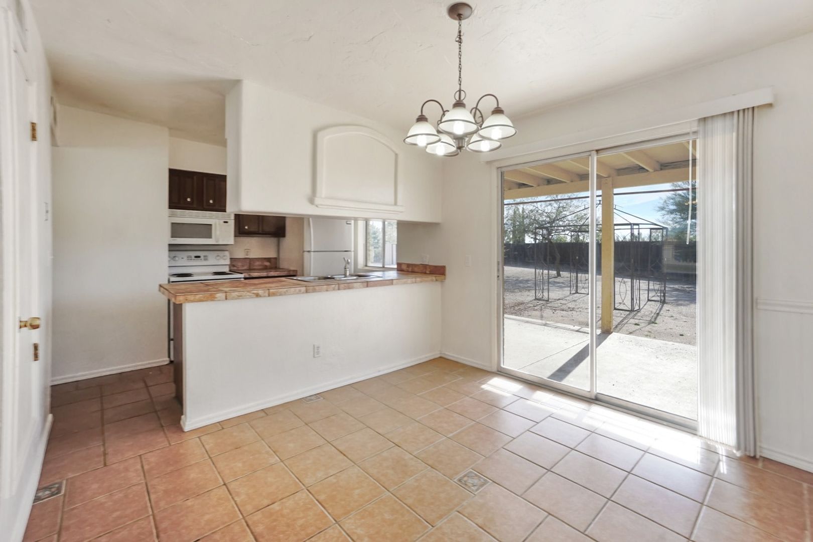Charming East Tucson 3Br 2Ba Rental Home With Covered Patio Carpet Free Interior 85748 – photo 5