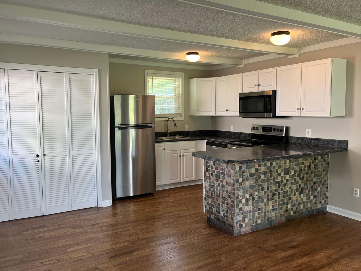 For Lease – photo 2