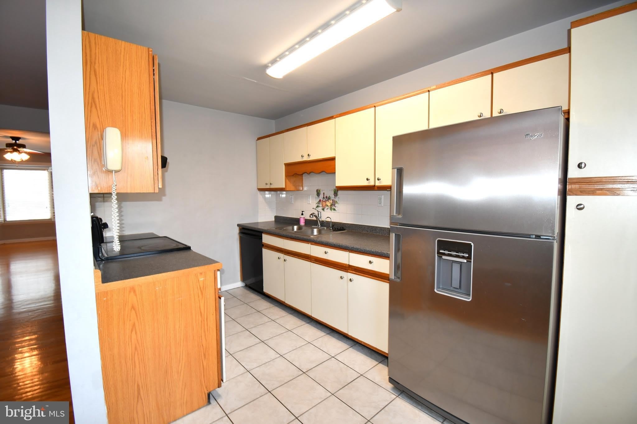 8 W MONMOUTH Street – photo 3