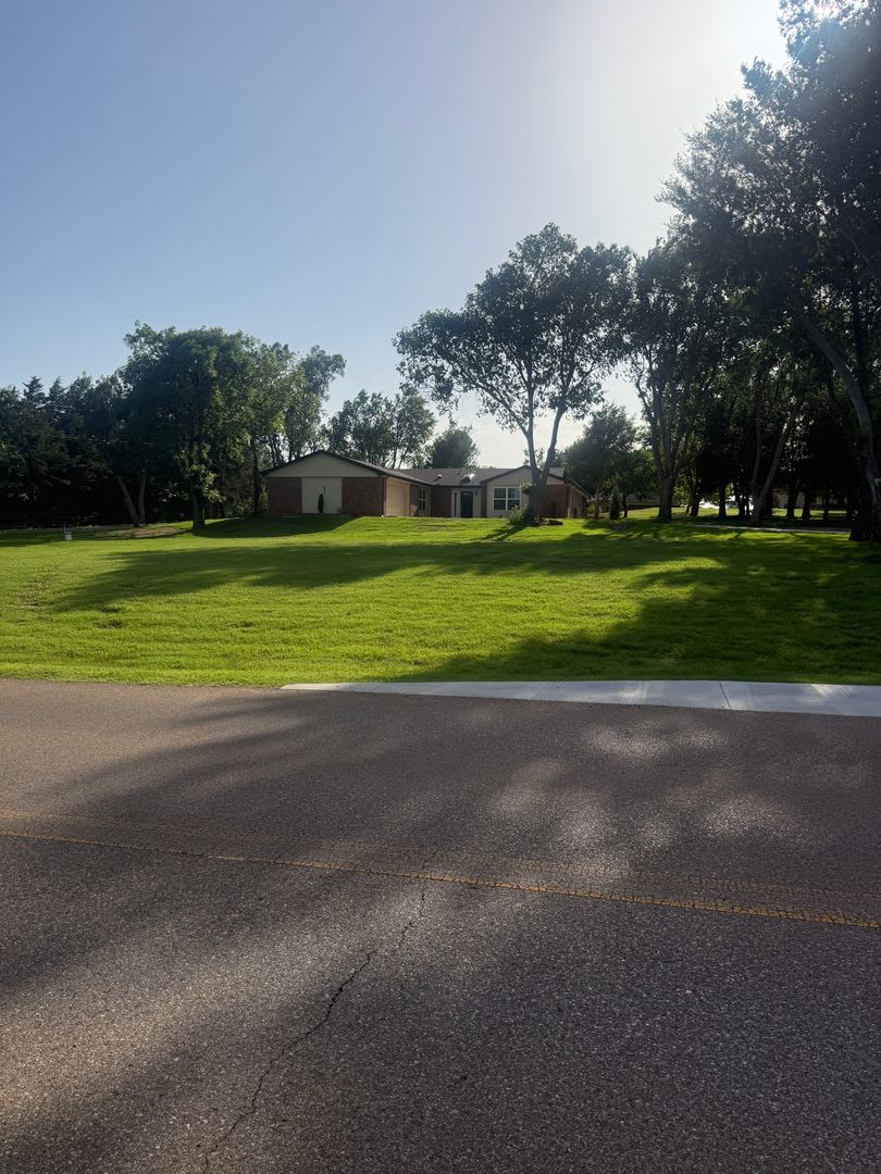 Beautiful Home On 1 25 Acres In Edmond For Lease – photo 2