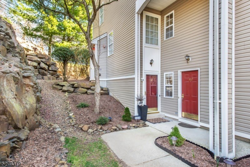 102 Lakeview Ct – photo 2