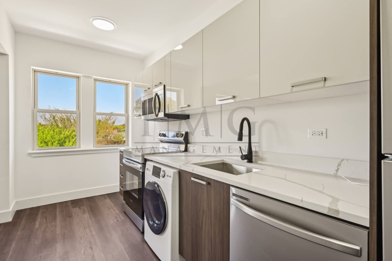 2 Bed in Andersonville with Italian Finishes, Natural Light & In-Unit Laundry! – photo 3