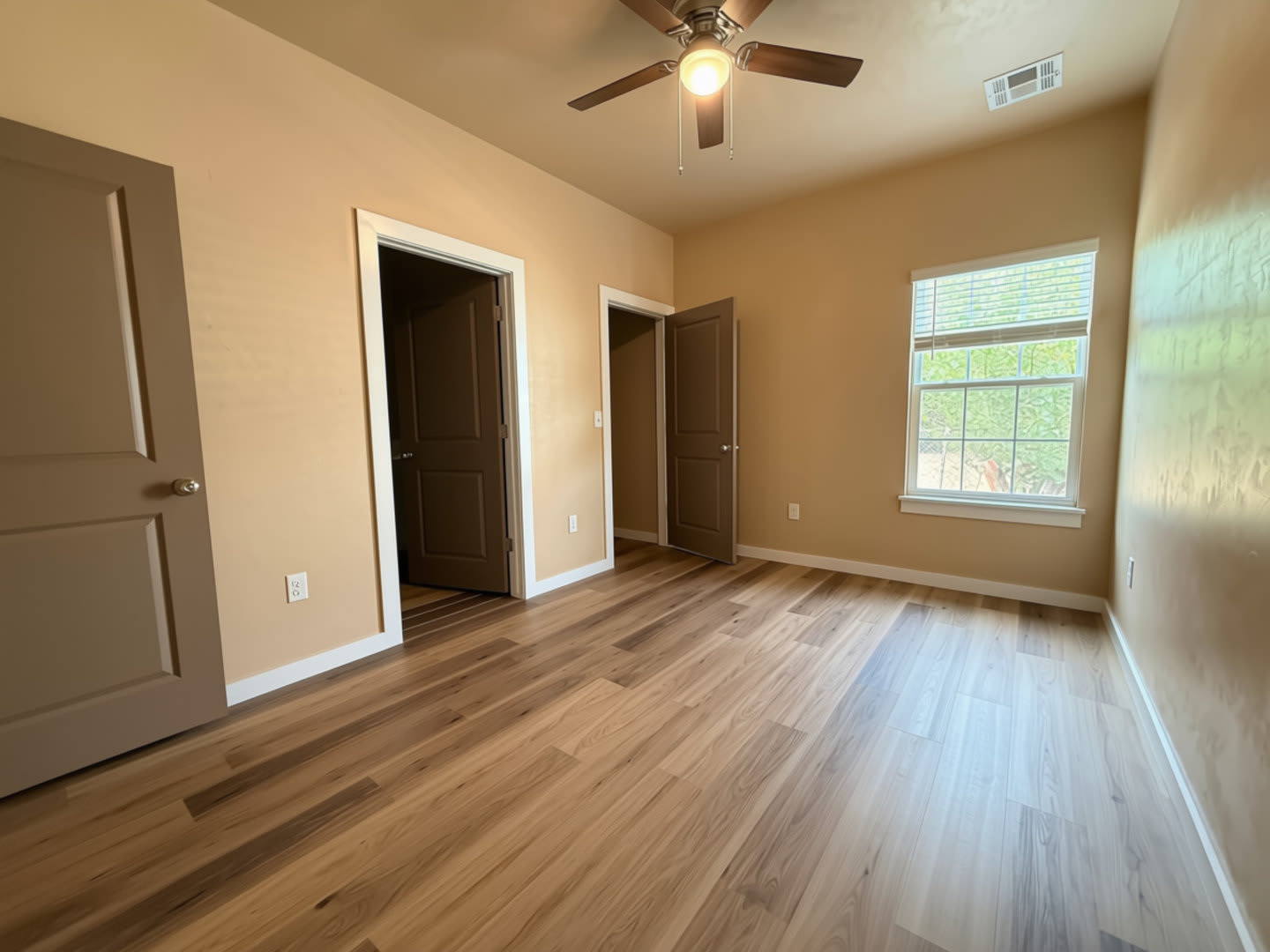 NEW HOME. MODERN FINISHES. FENCED YARD. GREAT LOCATION. – photo 3