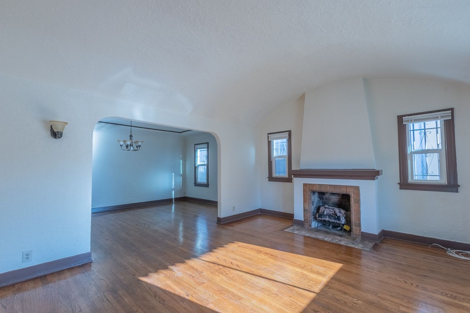 Beautiful 2 Bed +office, den garage, 1 Bath – photo 3
