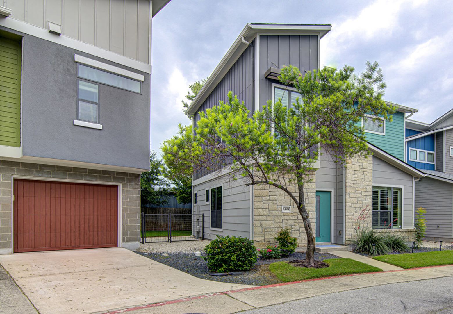 Three Weeks Free Rent Spacious 3 Bedroom Home With Detached Garage Hoa Maintained Exterior – photo 3