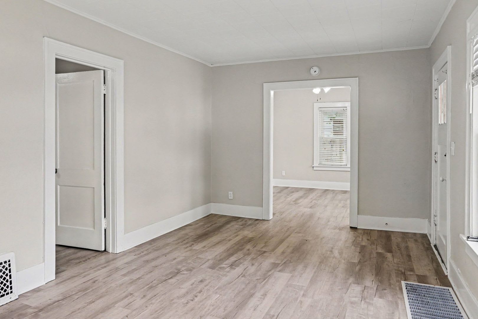 Freshly Renovated 2-Bedroom Home in Eastwood- $1449 – photo 4