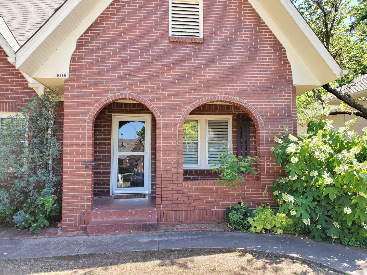 Great 2-Story, 2 Bedroom & 2 Bathroom Available Now in Mesta Park! – photo 4