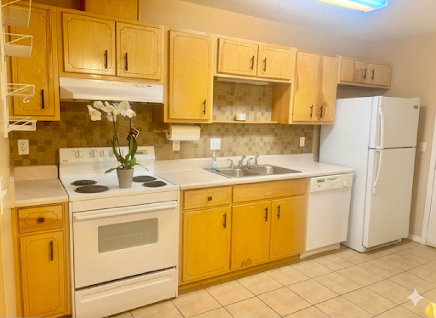 Two Bedroom Unit in Bustling 9 Mile Area including All Utilities but Electricity! – photo 3