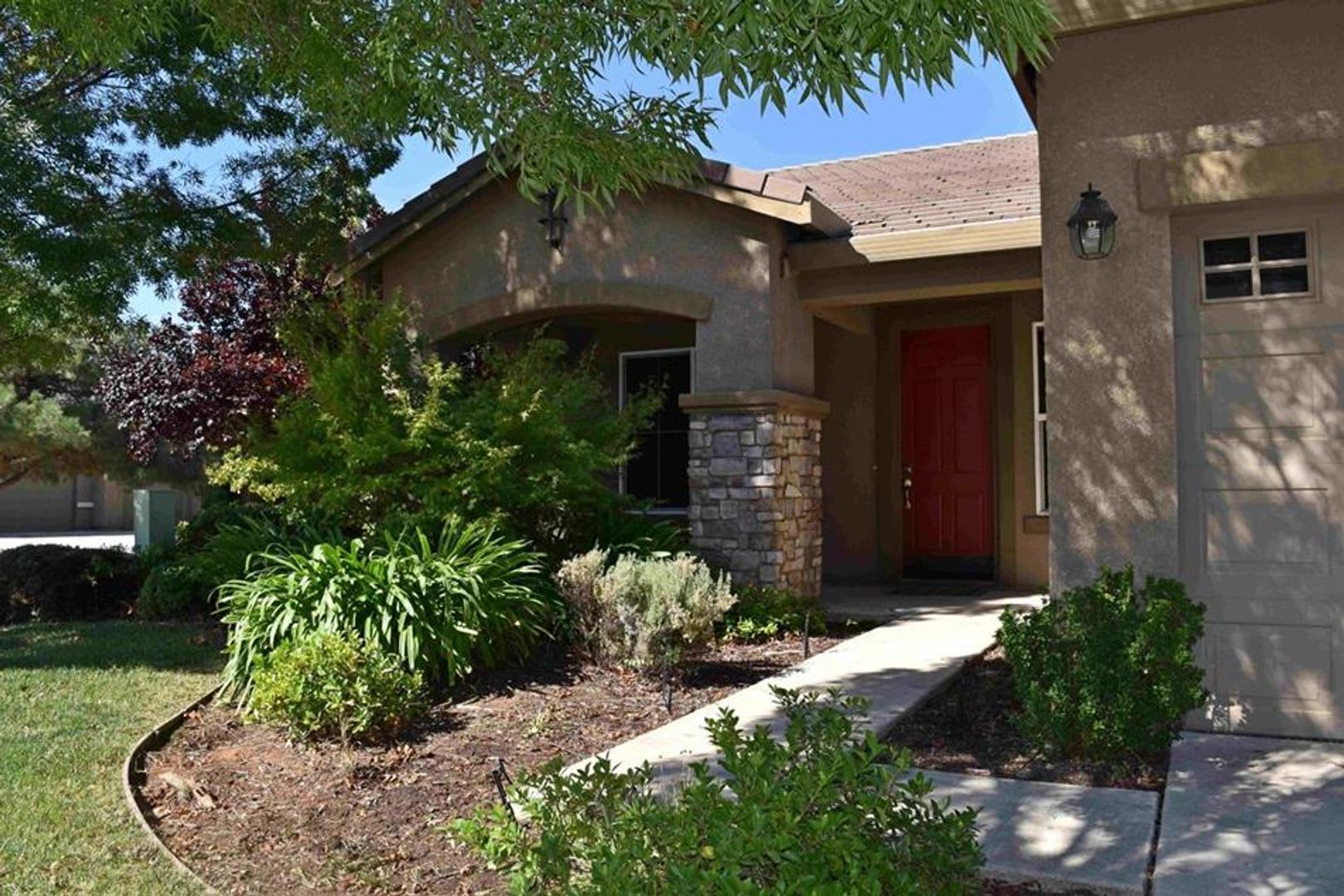 Beautiful Single-Story Home in a Desirable Lincoln Neighborhood! – photo 1