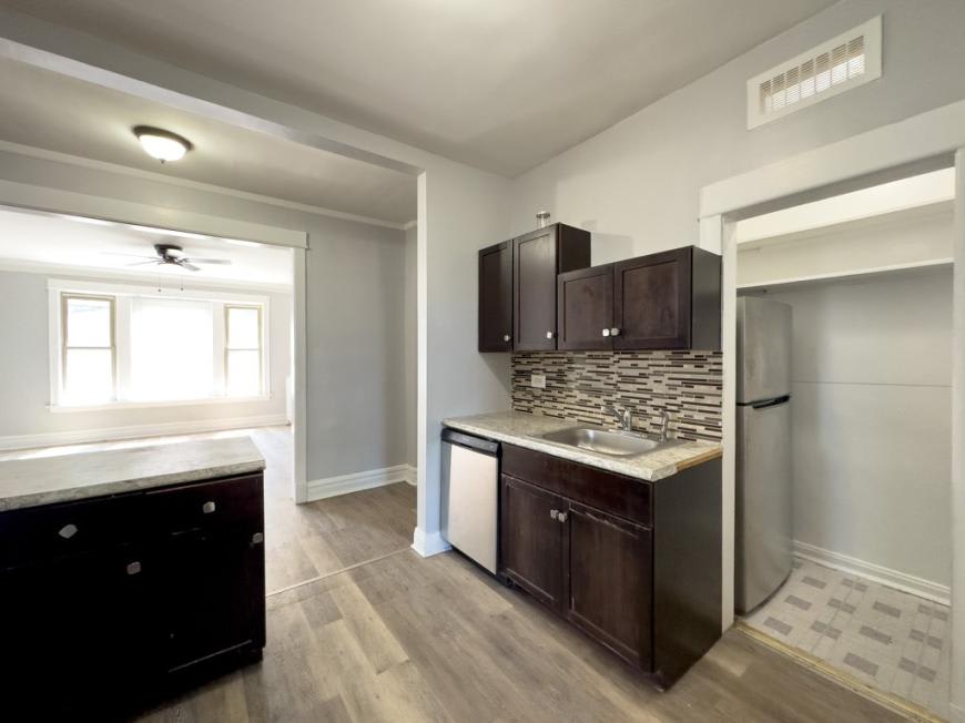 1220 Rosemont – photo 3