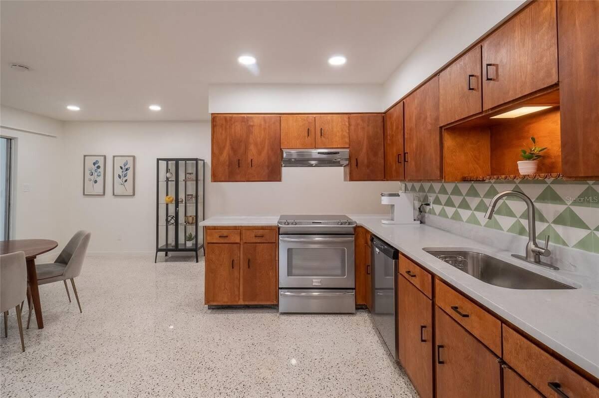 725 S Wilson Avenue – photo 5