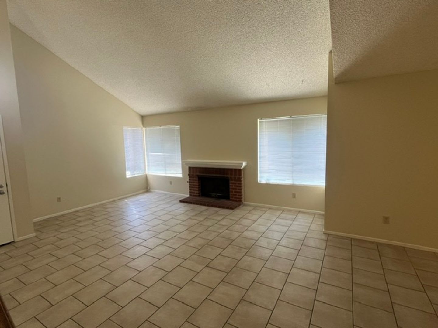 For Lease 3 Bedroom 2 1 2 Bathroom Moorpark Home Ready For Move In – photo 3