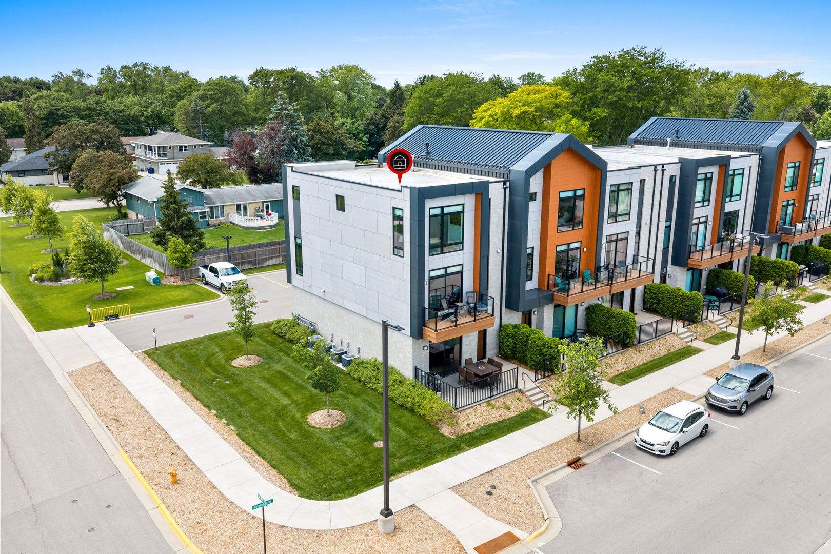 Luxury 3 Story Condo in Exclusive Titletown District – photo 2